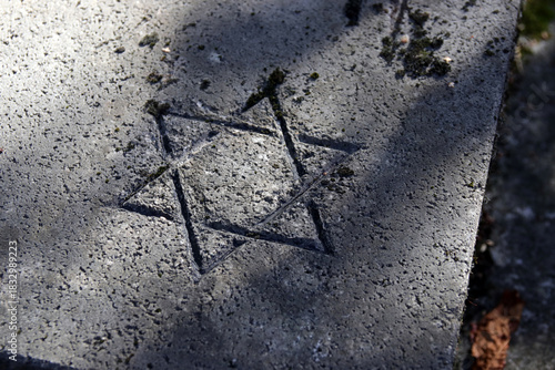 davidstern auf einem jüdischen grabstein