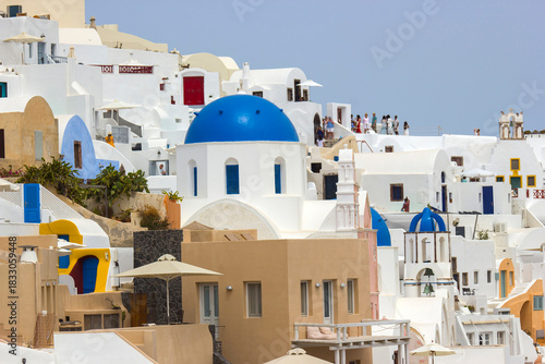 Fototapeta Naklejka Na Ścianę i Meble -  White architecture of Oia town on Santorini island in Greece