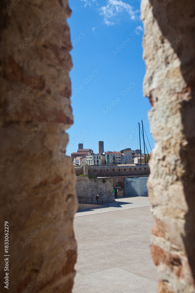Obraz premium Historyczne miasto prowansalskie, z murami obronnymi, mariną i pięknymi plażami, Antibes, Francja, A historic Provençal town with ramparts, a marina, and beautiful beaches, Antibes, France