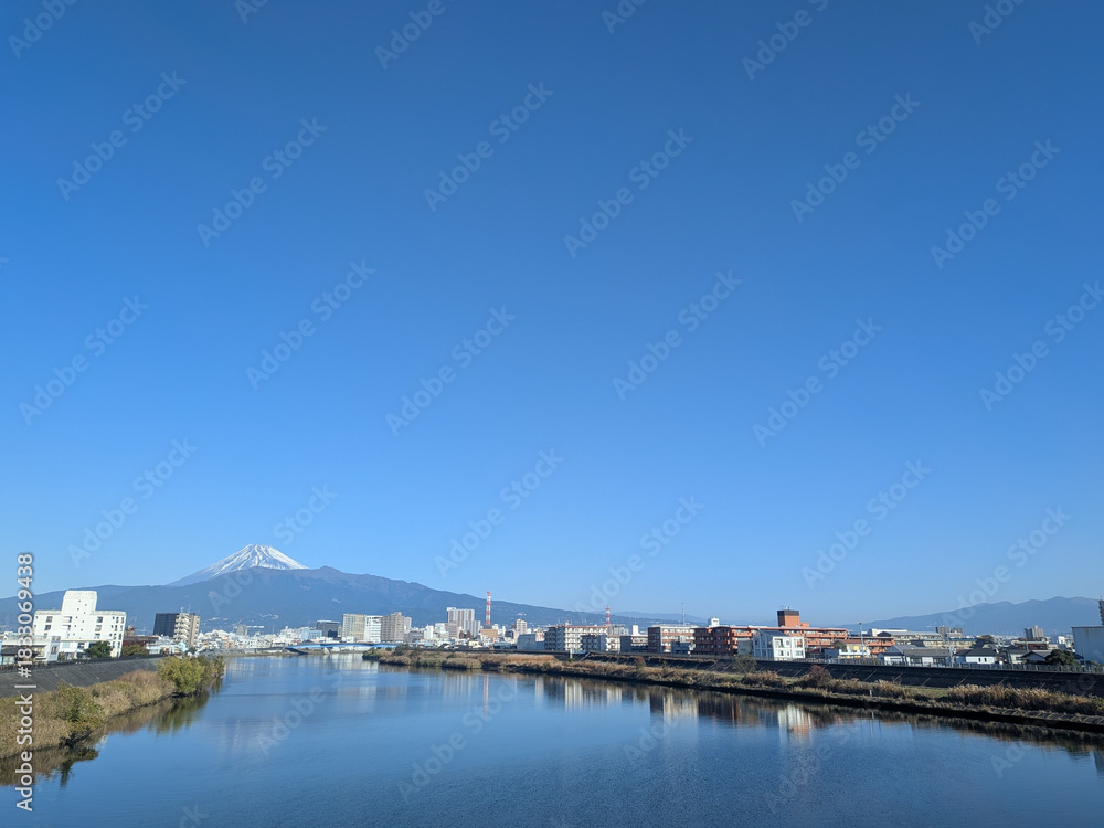 Obraz premium Beautiful Clear Day Featuring Mt. Fuji and Calm River in Japan