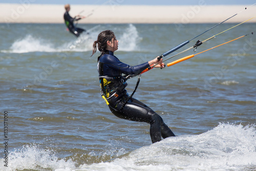 Kite - Junge Frau in Action