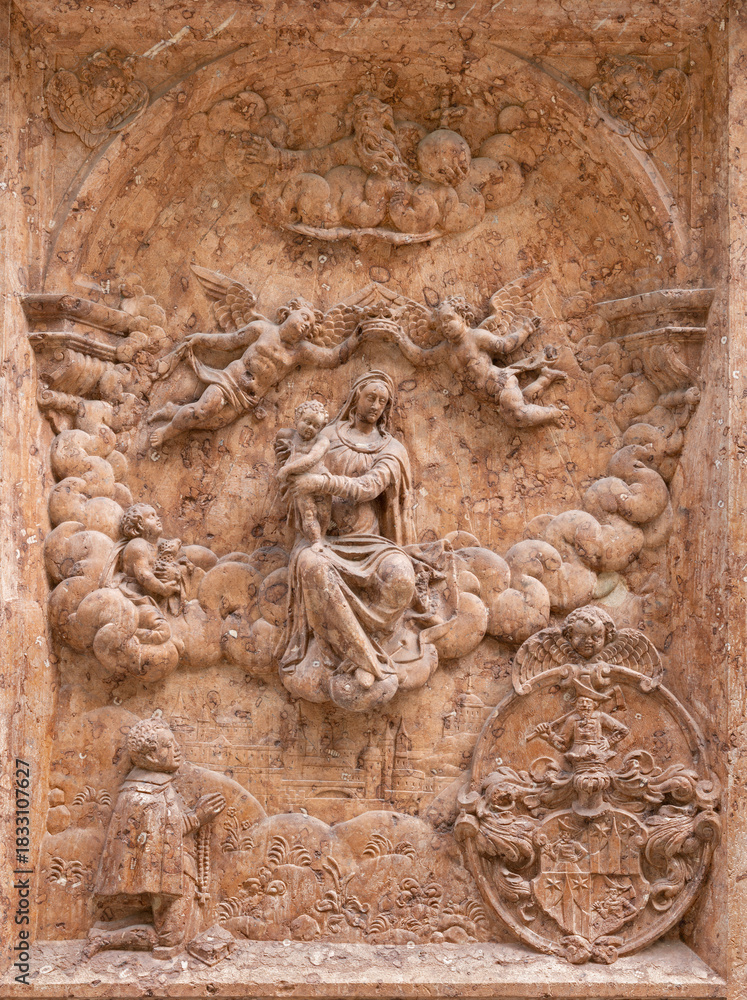 Obraz premium SALZBURG, AUSTIRA - SEPTEMBER 8 2025: The stone relief of Coronation of Madonna on exterior wall of the chapel Margarethenkapelle in the St. Peter Abtei cemetery by unknown artist.