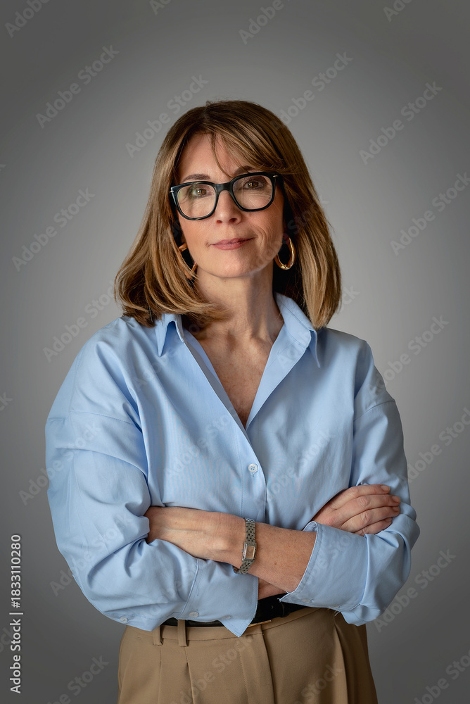 Obraz premium Close-up of a blond haired confident woman standing against isolated background