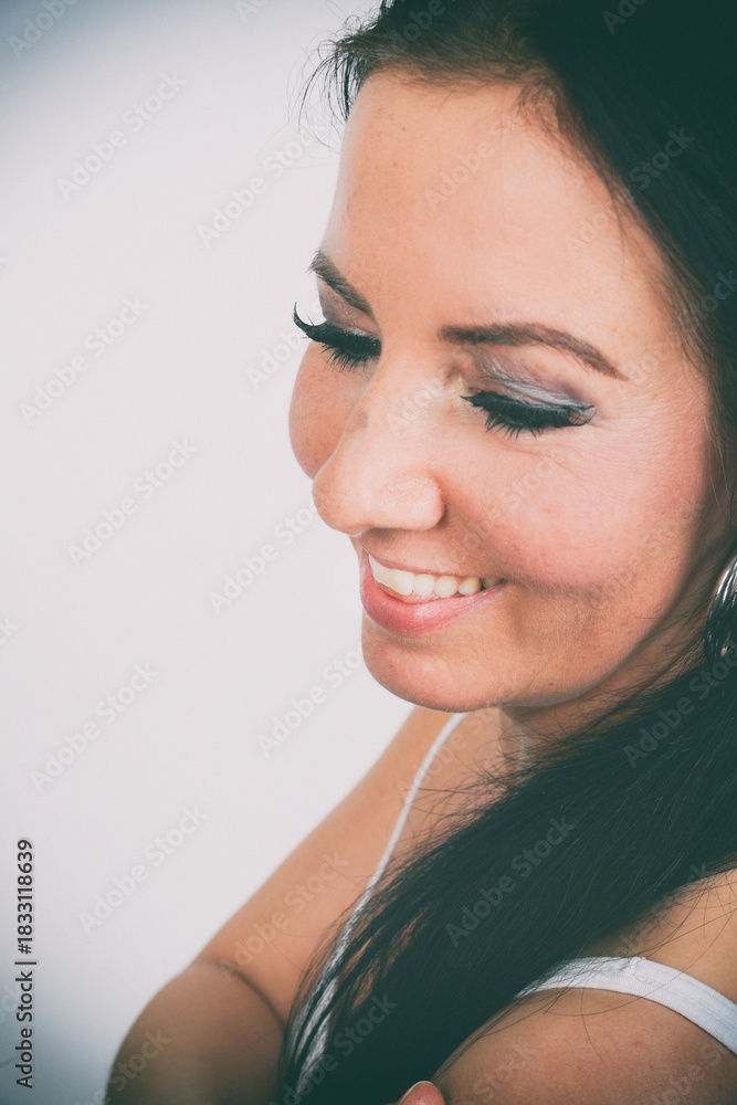 Naklejka premium frau, schönheit, lächelnd, lächeln, haar, leitbild, gesicht, fröhlichkeit, brünett, person, leute, gestalten, close up, auge, black, 1