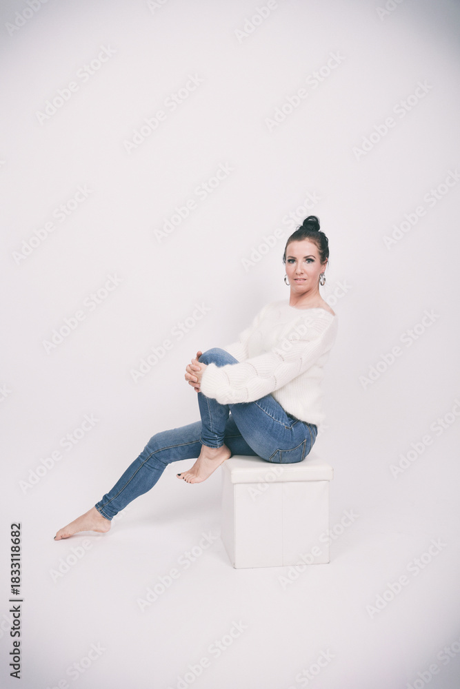 Fototapeta premium frau, leute, business, person, jeans, sitzend, isoliert, schönheit, jean, körper, leitbild, lächeln, gestalten, leger, gesicht, student, 1, atelier, lächelnd, springen