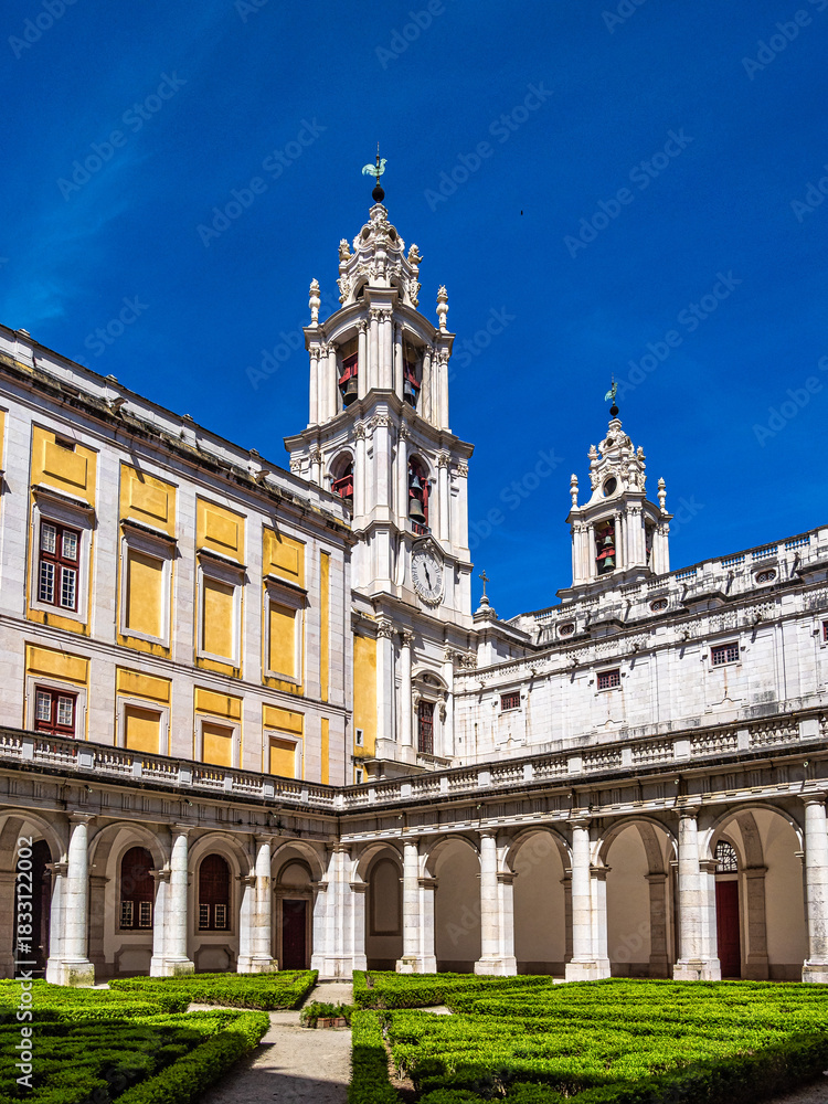 Obraz premium Courtyard of the Mafra National Palace, Convent and Basilica. Baroque architecture at Mafra in Portugal.