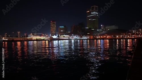 夜の高松港の映像