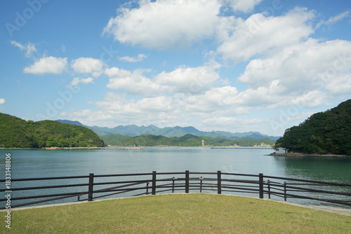 公園から海を眺める