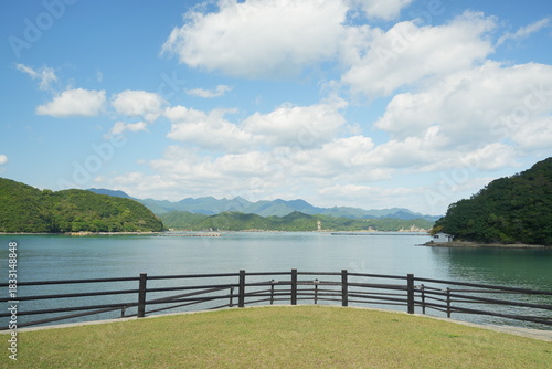 公園から海を眺める