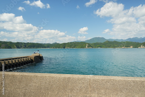 堤防で釣りをする人々