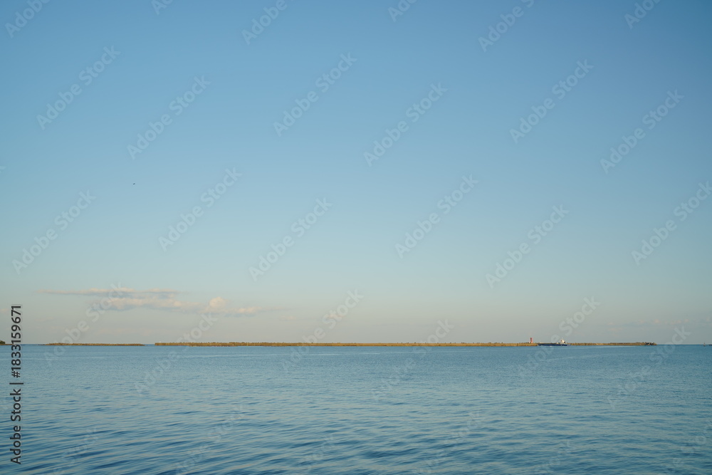 Fototapeta premium 海岸から見る海と空