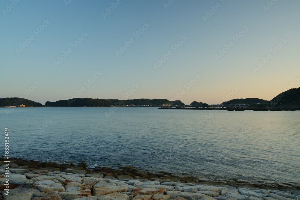Fototapeta premium 海岸から見る夕暮れ時の海