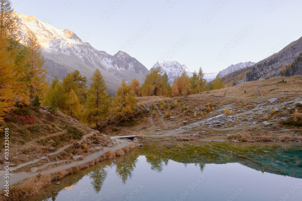 Fototapeta premium Lac Bleu Arolla in autumn
