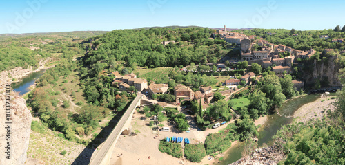 Le beau village de Balazuc au bord de la rivière Ardèche.