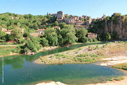 Le beau village de Balazuc au bord de la rivière Ardèche.