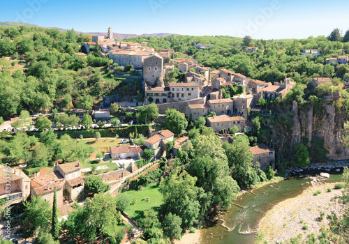 Le beau village de Balazuc au bord de la rivière Ardèche.