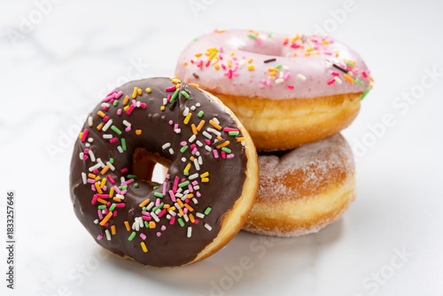 カラフルなトッピングが映える積み重ねた三種のドーナツ