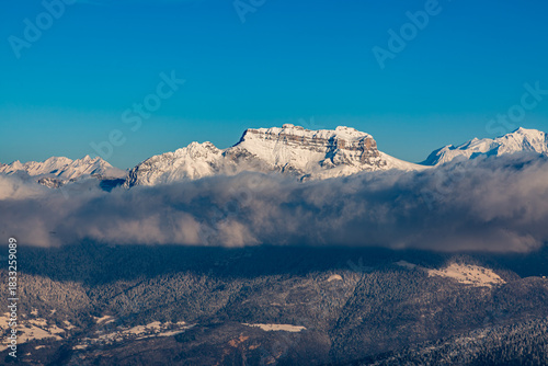 Première neige de la saison 2025-2026 au Semnoz, Haute-Savoie, France, Europe.