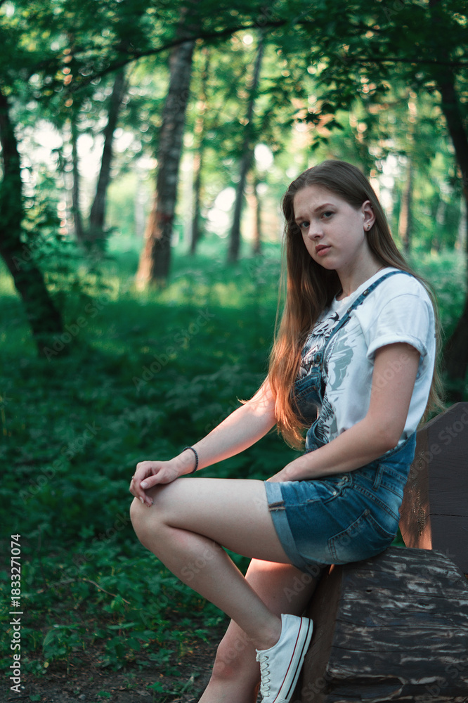 Obraz premium a pensive teenager in a park
