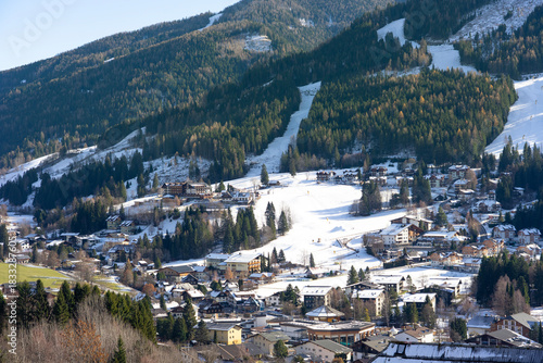 Snowy alpine village and ski slopes on a bright winter day in the mountains in Bad Kirchheim Ausztria