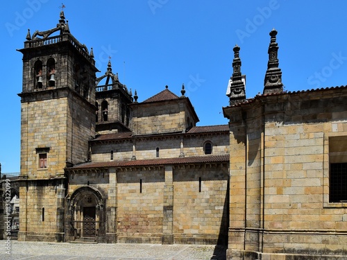 La façade latérale sud de la cathédrale Santa Maria de Braga au Portugal