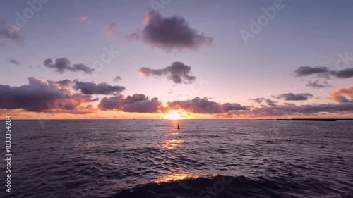 Sonnenuntergang über dem Meer von der fahrenden Fähre aus, Helgoland, Nordsee
