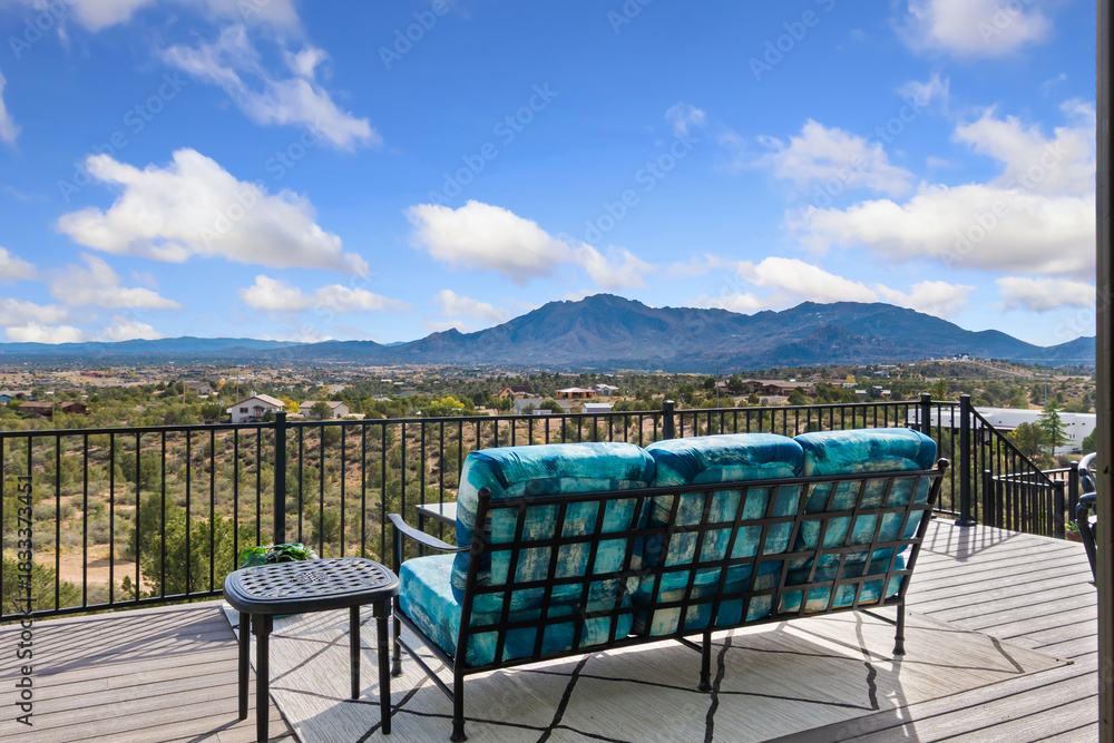 Naklejka premium Quiet Seat With Scenic Outlook, Peaceful Outdoor Setting Featuring Cushioned Bench And Mountain Vistas