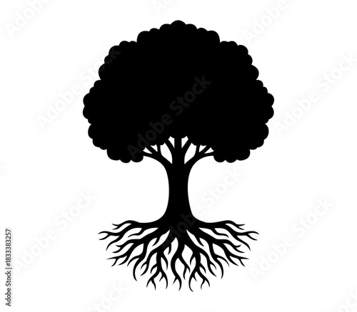 Árbol con raíces extendidas y copa frondosa en silueta negra