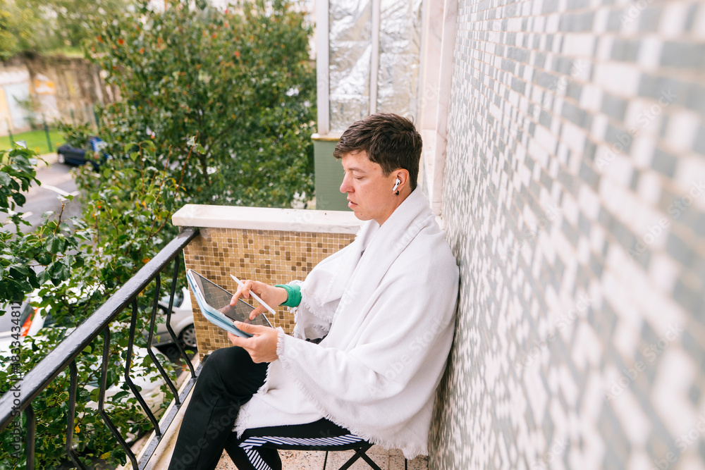 Obraz premium Bright morning scene with man writing on tablet outdoors