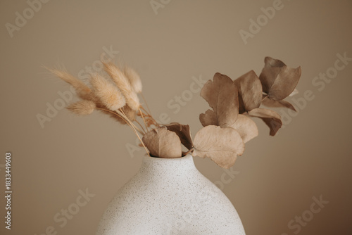 Décoration intérieure minimaliste avec vase en céramique 