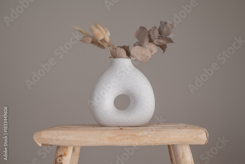 Photos Décoration intérieure minimaliste avec vase en céramique