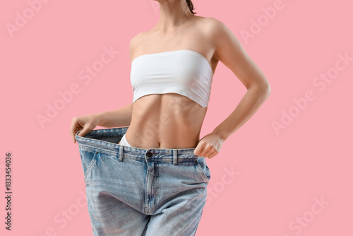 Young woman in loose jeans ...