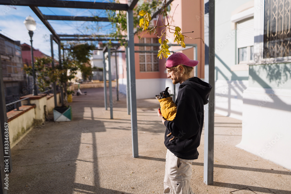 Fototapeta premium Male delivery person navigates cityscape with strategic precision