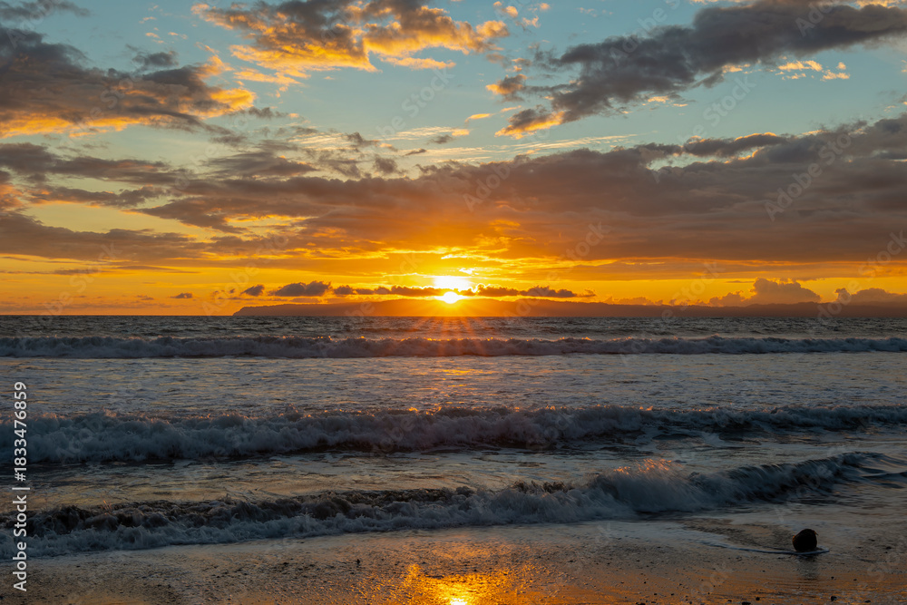 Obraz premium Golden sunset with bright sun over warm sky