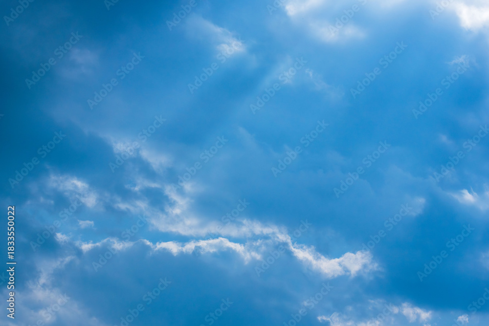 Fototapeta premium 初冬の空 印象的な雲の輝きと光の筋12