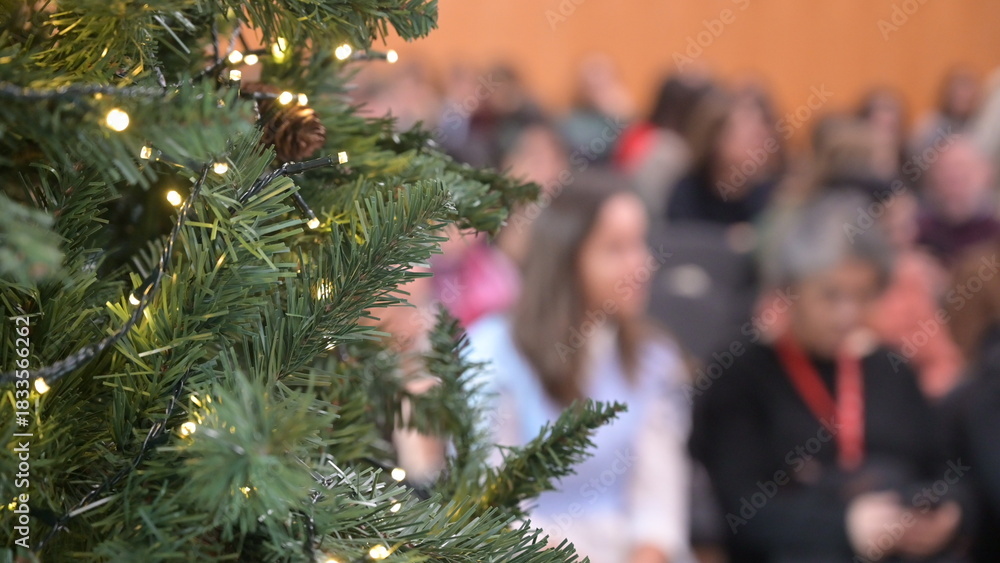 Naklejka premium albero di natale in una sala meeting