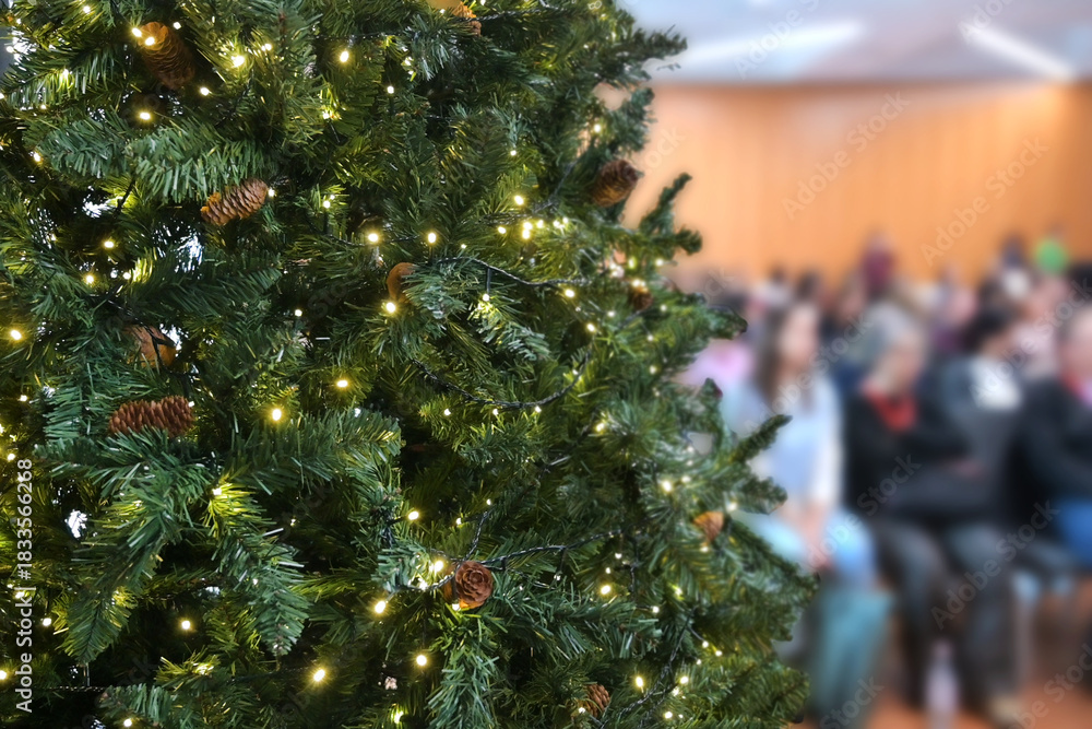 Naklejka premium albero di natale in una sala meeting