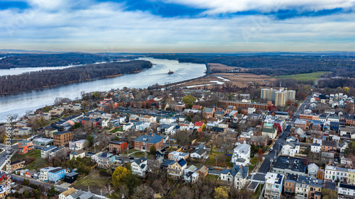 Fotografie Hudson, NY, USA - November 20, 2025: Aerial view of Hudson, New York along the Hudson River