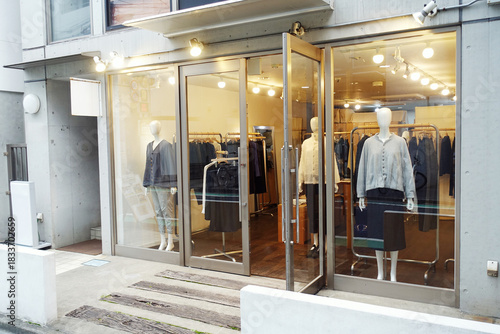 おしゃれな雰囲気のアパレルショップ