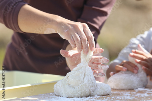 つきたての餅を丸める様子
