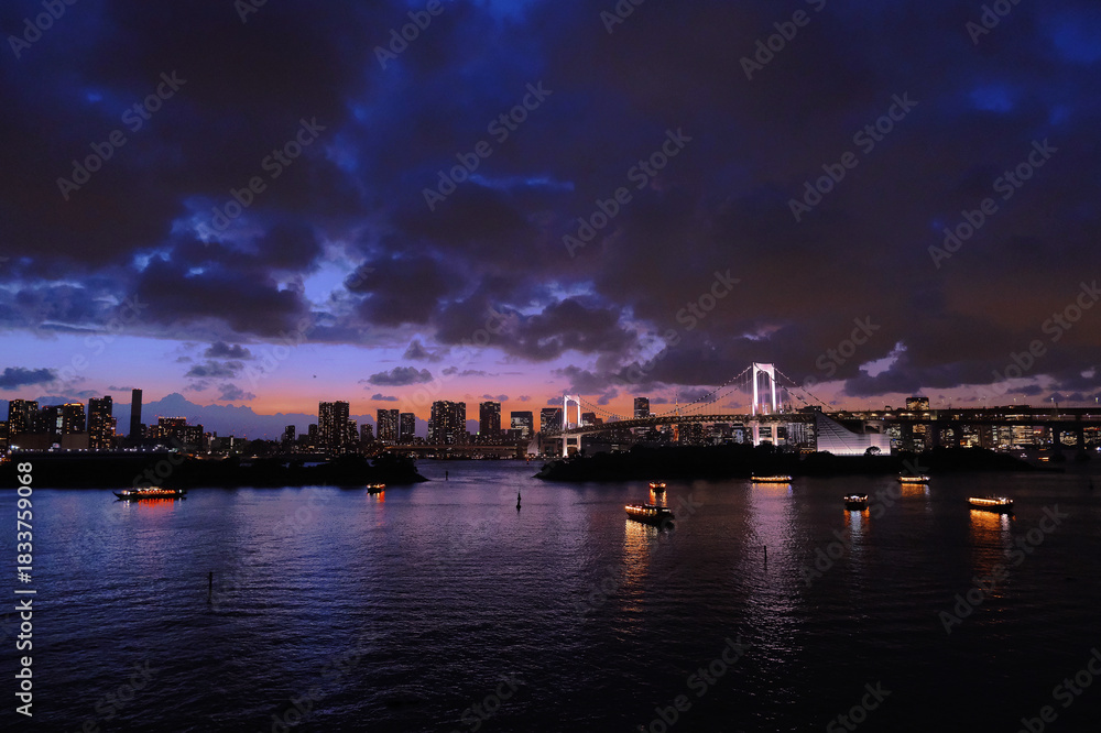 Fototapeta premium Tokyo waterfront and Rainbow Bridge at dusk