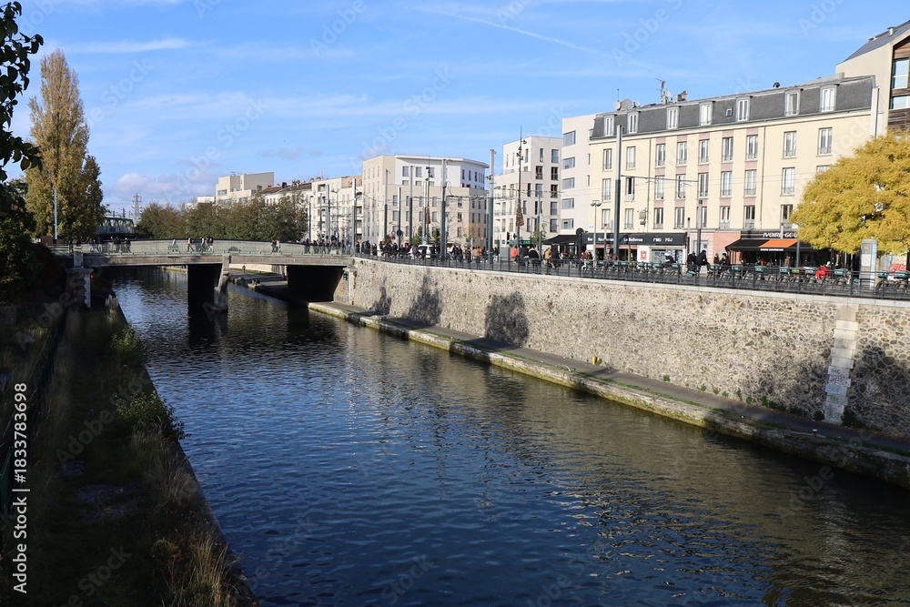 Obraz premium Le canal de Saint Denis, ville de Saint Denis, département de Seine Saint Denis, France