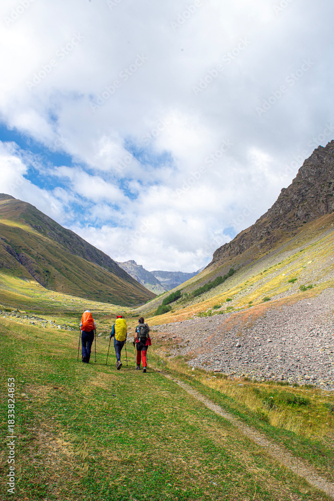 Obraz premium Kaçkar Mountains trekking routes. People trekking in the magnificent Kaçkar Mountains. Trekking groups. Kaçkar Dilberdüzü route. Yusufeli Olgunlar Plateau. Artvin, Türkiye.