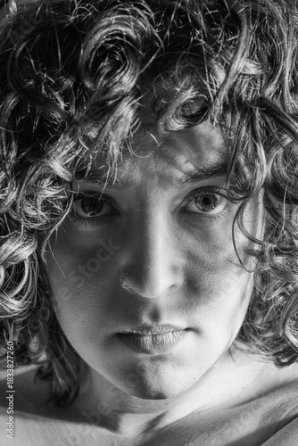 Intensives Portrait einer jungen Frau die direkt in die Kamera blickt