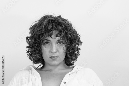 Junge Frau blickt nachdenklich in die Kamera