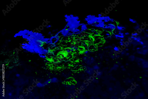Muster aus alten Farbrückständen im UV-Licht mit Neonfarben