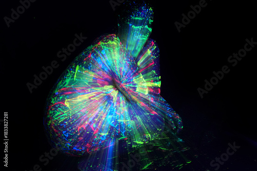 Gestalt in Neonfarben mit UV-Licht angeleuchtet und durch das Zoomen voll in Bewegung