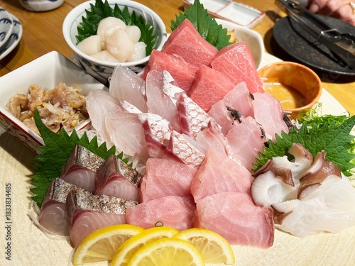 新鮮で美味しそうな刺身の盛り合わせ