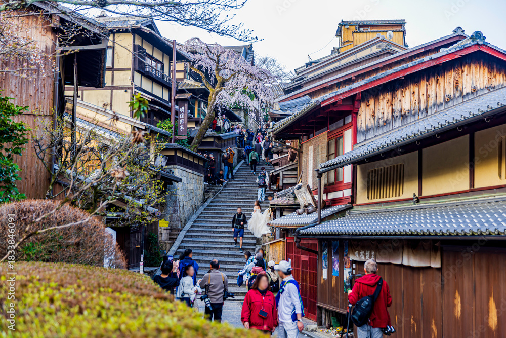 Obraz premium Spring in Kyoto: Charming Old Streets