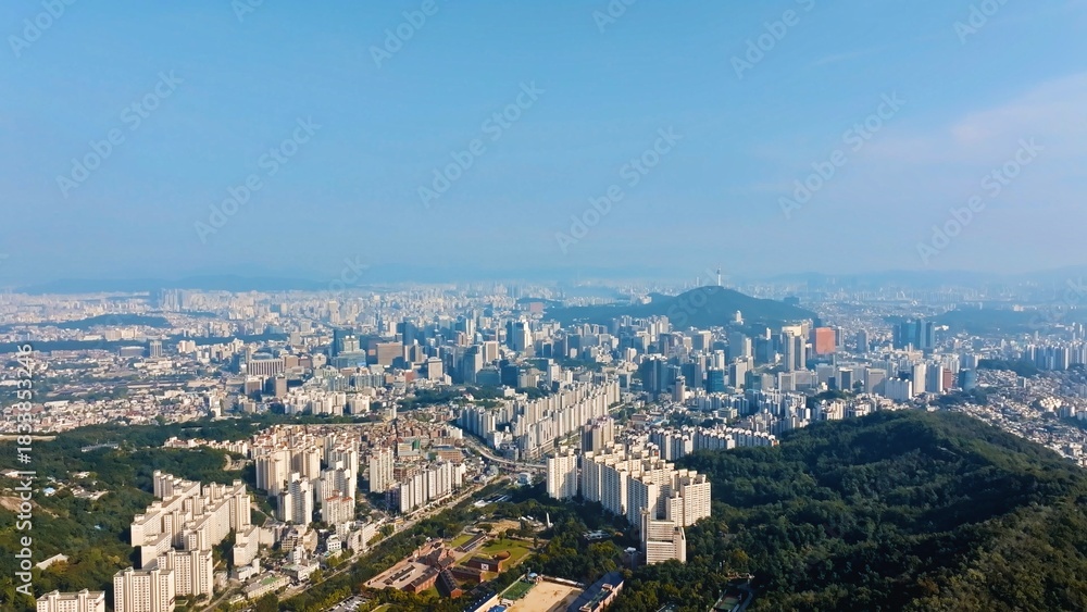 Obraz premium Aerial View of Modern Seoul Cityscape with Namsan Tower and Residential Area